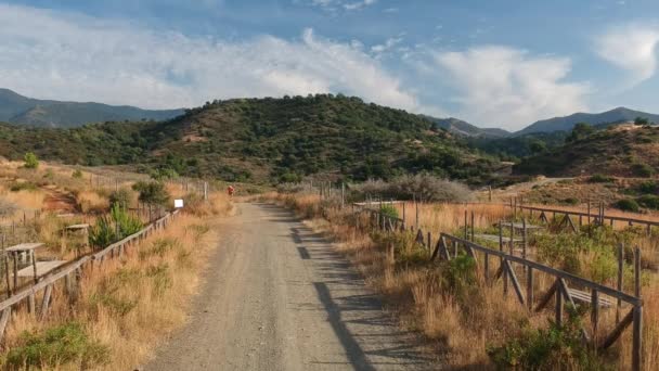 Ciclista Montaña Sendero Las Montañas Cabalgando Hacia Cámara — Vídeo de stock