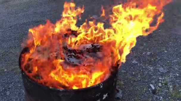 Oheň Hořící Sudu Olejem Při Rychlosti — Stock video