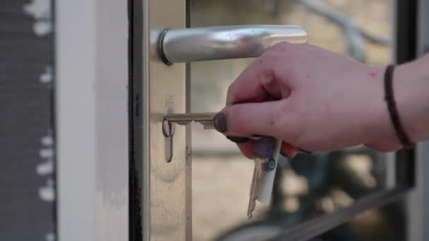 Ανοίγοντας Μια Πόρτα Κλειδιά Και Μπαίνοντας Μετά — Αρχείο Βίντεο