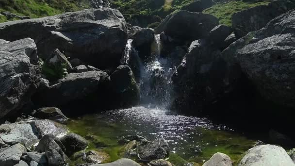 Pequeña Cascada Cámara Lenta Que Fluye Hacia Pequeño Lago — Vídeos de Stock