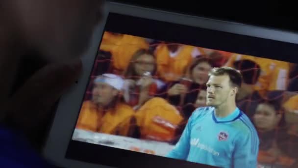 Kid Oefent Voetbal Woonkamer Van Afgebroken Huis Veroorzaakt Door Orkaan — Stockvideo