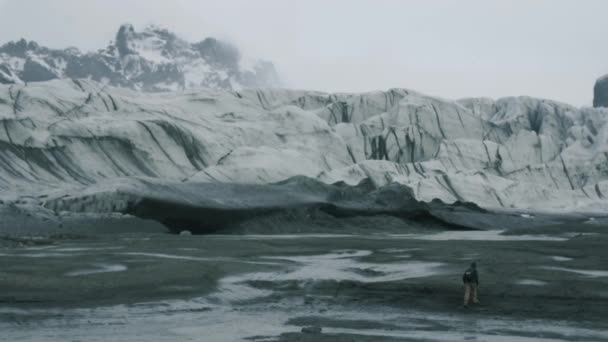 アイスランドの氷河へのハイキング — ストック動画