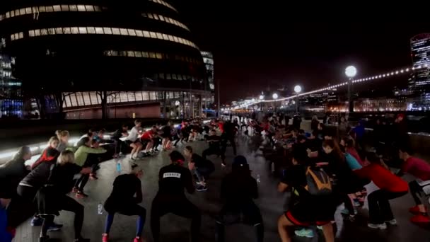 Groep Van Mensen Die Straat Canary Wharf Nacht — Stockvideo