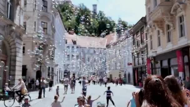 Man Blazen Bubbels Straat Voor Kinderen Ouders Verschillende Hoek — Stockvideo