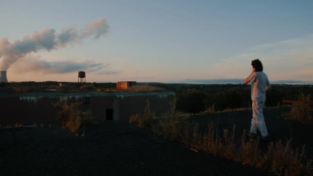 Övergivna Lager Tak Utforska Vid Solnedgången Med Kärnkraftverk — Stockvideo