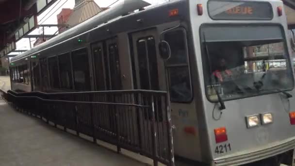 Treno Della Metropolitana Arrivo Alla Stazione — Video Stock