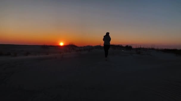 Mujer Camina Hacia Atardecer Playa Cámara Lenta — Vídeos de Stock