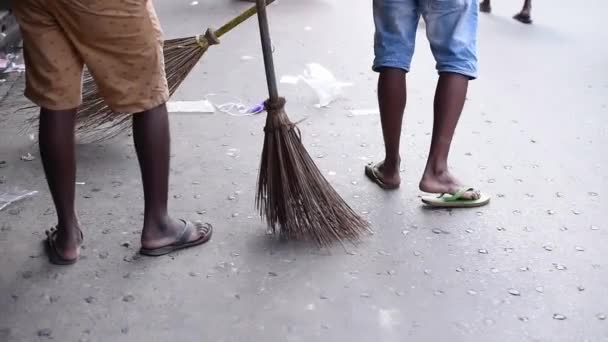 Tiro Câmera Lenta Varredores Limpando Rua Índia — Vídeo de Stock