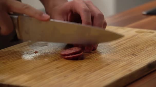 Cortar Salchichas Una Tabla Cortar Cocina — Vídeo de stock