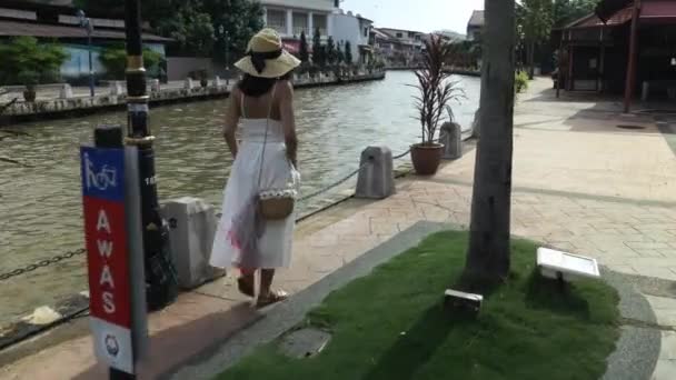 Malaca Malasia 2018 Mujer Turista Vestido Blanco Sombrero Sol Caminando — Vídeos de Stock