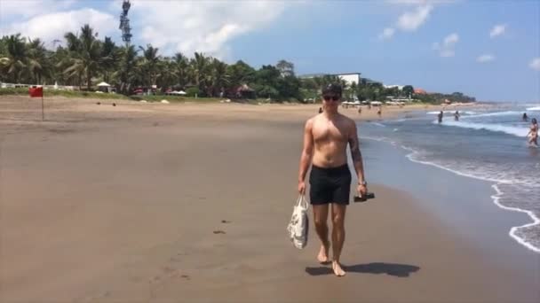 Junger Mann Spaziert Strand Von Bali — Stockvideo