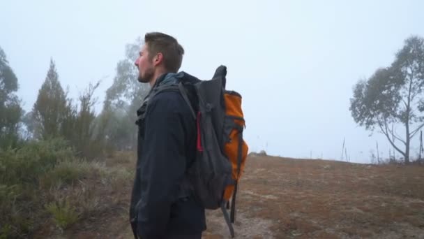 Молодой Человек Рюкзаке Путешествует Горам Туманным Утром — стоковое видео