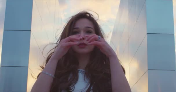 Krásná dívka s zásnubním prstenem hodí vlasy na větrný den ve zpomaleném filmu při západu slunce