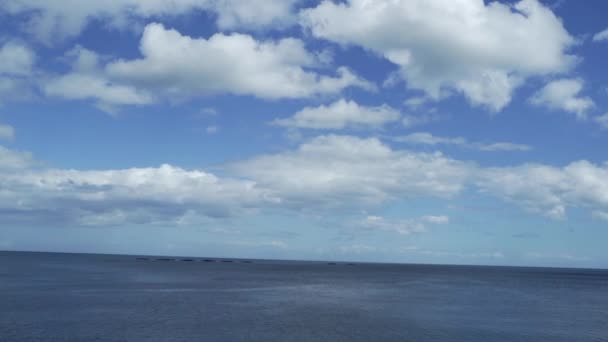 Μπλε Ουρανός Σύννεφα Και Θάλασσα Από Κινούμενο Αυτοκίνητο — Αρχείο Βίντεο