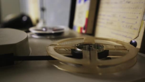 テープを半速で回転させた古いテープレコーダー — ストック動画