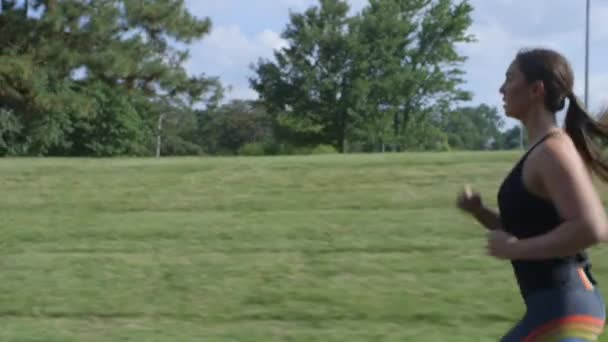 Kvinna Springer Forest Park Sommaren Med Kameran Spårning Tillsammans Med — Stockvideo