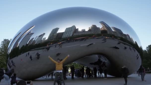 Happy Man Ugrál Pózol Chicago Bean Mérföldkő Előtt Egy Napsütéses — Stock videók