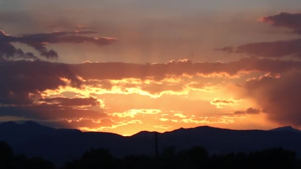 Colorado Montanhas Rochosas Pôr Sol Laranja Com Nuvens Lapso Tempo — Vídeo de Stock