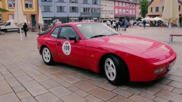 Μισή Μπροστινή Βολή Της Porsche 944 Μετά Βροχή — Αρχείο Βίντεο