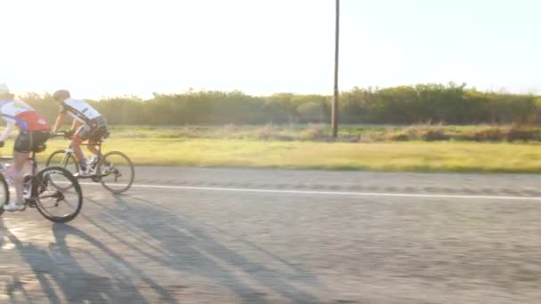 Clip Cámara Lenta Del Ciclista Caballo Largo Una Carretera Rural — Vídeo de stock