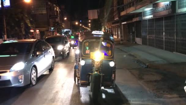 Ein Tuk Tuk Fährt Durch Die Nächtlichen Straßen Thailand — Stockvideo