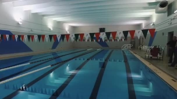 Panning Przez Kryty Basen Widocznymi Pasami Pływackimi — Wideo stockowe