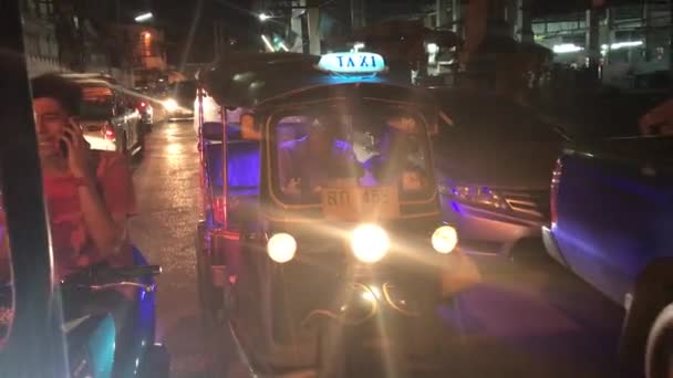 Tuk Tuk Áthalad Éjszakán Bangkokban — Stock videók