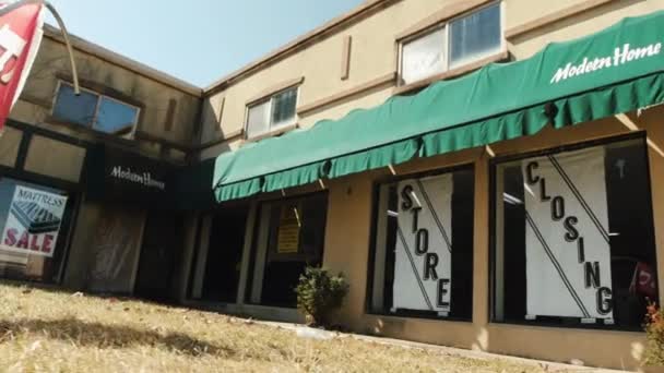 Terk Edilmiş Bir Bölgedeki Bir Mağazanın Kapanış Işaretinin Görüntüsü — Stok video