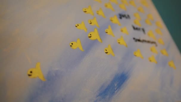 Cámara Panorámica Por Una Pintura Peces Amarillos Con Pie Foto — Vídeos de Stock
