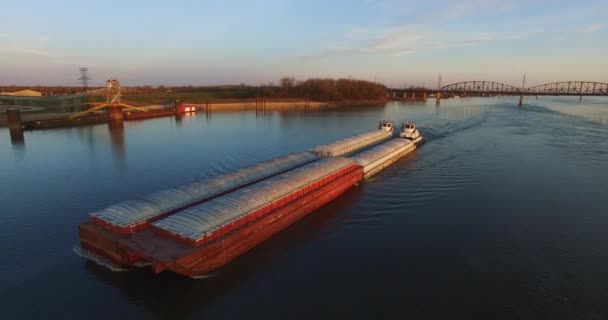 一大早 空中镜头从一艘驳船上飞走 背景是一座桥 — 图库视频影像