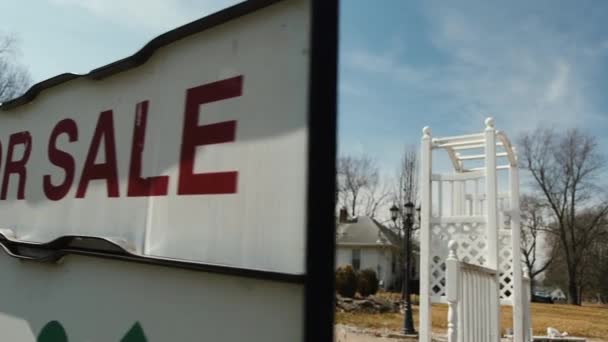 Beyaz Bir Evin Önündeki Satılık Tabelasının Önünden Geçen Kamera — Stok video