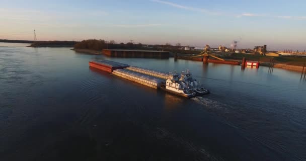 Filmagem Aérea Torno Uma Barcaça Rio Início Manhã — Vídeo de Stock