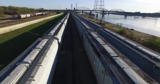 Luftaufnahmen Die Über Weiße Züge Fliegen Die Auf Einem Bahnhofsvorplatz — Stockvideo