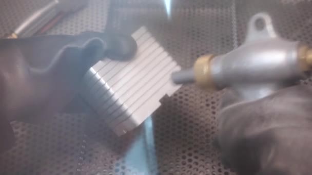 Grabado Lijado Una Pequeña Pieza Aluminio Fresado Cnc — Vídeo de stock