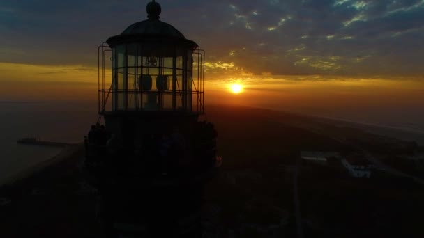 Salida Del Sol Orilla Con Faro Visto Por Dron — Vídeos de Stock