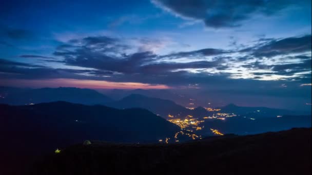 从日落到午夜的漫长时间 与无法辨认的人在一起的小帐篷是可见的 从意大利拉格拉伊的奥什瓦特拍摄 特伦蒂诺 — 图库视频影像