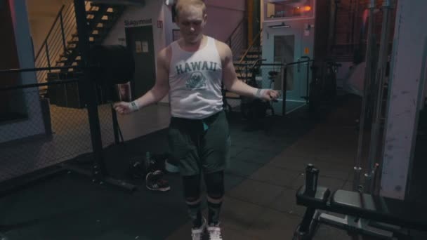 Молодой Человек Работает Тренажерном Зале Швеции Stockholm Гребля Прыжки Каната — стоковое видео