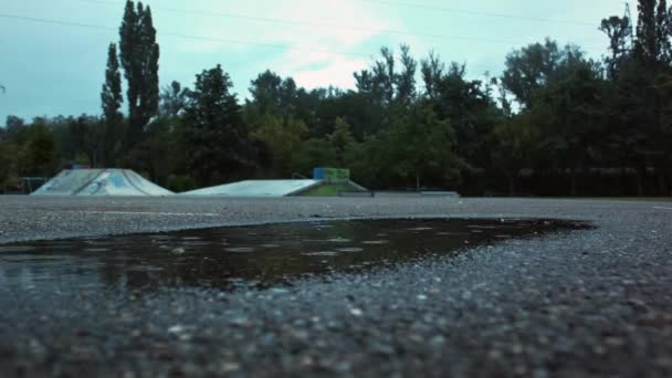 Σταγόνες Βροχής Πέφτουν Μια Λακκούβα Ένα Skatepark — Αρχείο Βίντεο