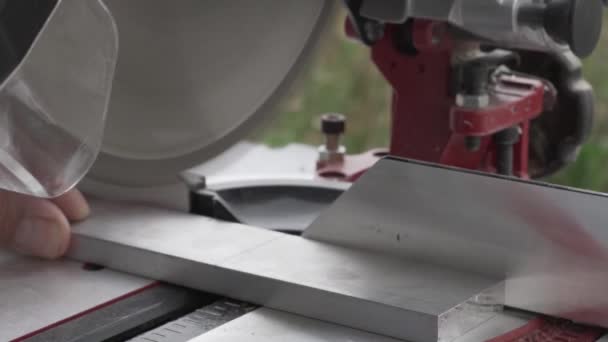 Menangkap Aluminium Dalam Gergaji Miter Dalam Gerakan Lambat — Stok Video