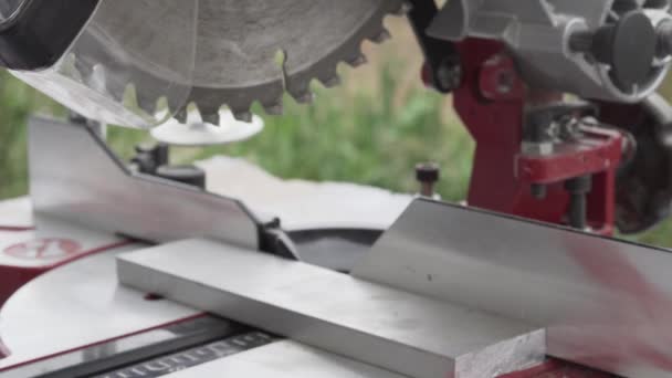 Menangkap Aluminium Dalam Gergaji Miter — Stok Video