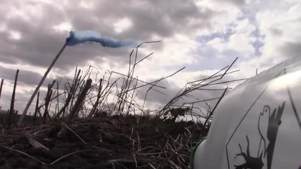 Pesticide Peut Avec Drapeau Bleu Menaçant Flottant Dans Vent Une — Video