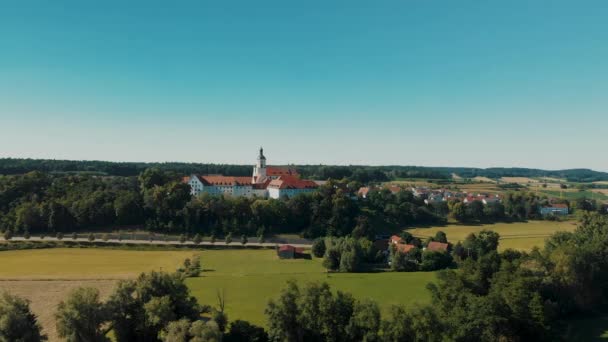 Eine Drohne Schoss Rechts Von Einem Kloster Deutschland Auf Einen — Stockvideo