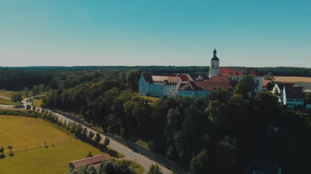 Ett Flygande Drönarskott Panorerar Ner Från Ett Kloster Tyskland Toppen — Stockvideo