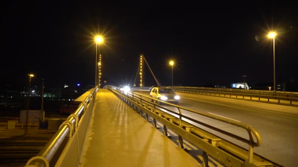 Disparo Coches Conduciendo Puente Por Noche Una Ciudad Europea Ulm — Vídeos de Stock