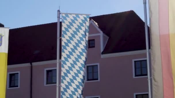 Левый Панорамный Снимок Вертикальных Флагов Центре Города Манчинг Германия — стоковое видео