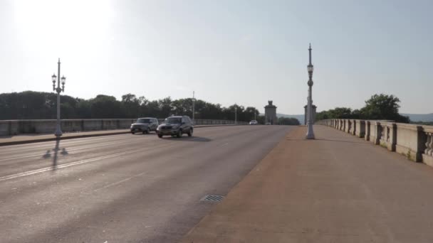 Летом Машины Проезжают Мосту Посреди Дня Выстрел Кадров Секунду Скоростью — стоковое видео