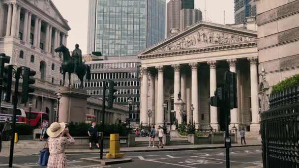 Lady Beim Fotografieren Der Royal Exchange Der City London 2018 — Stockvideo