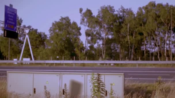 高速公路从侧面描绘 前面有一个电箱 以增加电影深度 能在一个故事中传达出伟大的旅行 — 图库视频影像