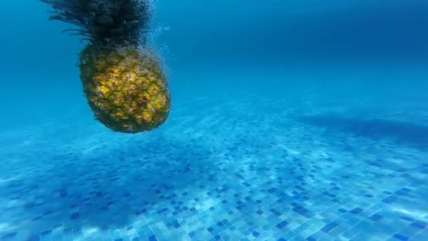 Ananas Doré Entrant Dans Eau Ralenti Créant Beaucoup Bulles Dans — Video