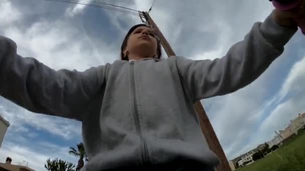 Lenker Aus Der Nähe Betrachtet Kleines Mädchen Beim Radfahren — Stockvideo